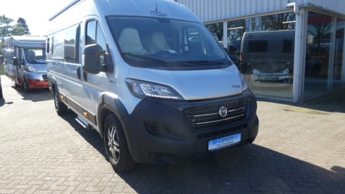 Luxury CARADO VLOW (Hymer) with E-bike lift. Automatic, 150HP