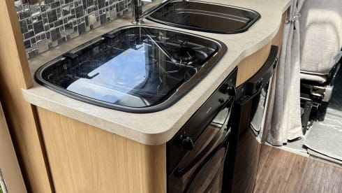 The Adventurer – 6 berth Peugeot AutoQuest 180 