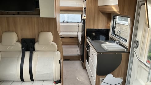 Bailey – Bailey semi-integrato a 6 posti letto, costruito nel 2019.