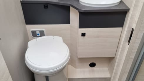 Kampergeluk – Beleef jouw uniek avontuur met onze 4-persoons automaat camper