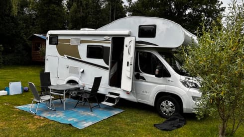 LiKaJo – Beautiful young 4-person Carado alcove from 2019