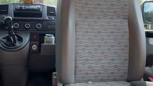 Het gele geluk 💛 – VW T5 yellow bus with modern interior