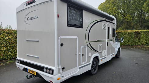 GPV48X – Luxury Modern 4 pers Sunlight T67 with length bed | Km free! 