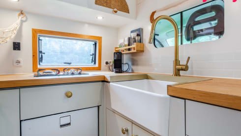 Puck de camperbus  – Zeer complete off-grid zelfbouw camper uit 2019