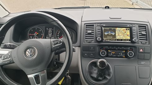 Grijs – Volkswagen T5 California Bus camper with pop-top roof.