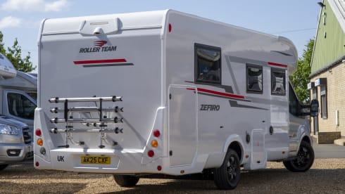 AK25 CXF – Zefiro 696 | Island Bed ideal for couples 