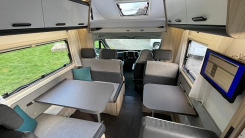 7 berth Adria sunliving ad70dk. Reg 2022