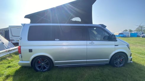 Jack – Stylish 4 berth Volkswagen Transporter Campervan 
