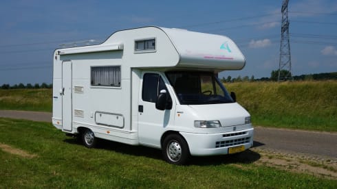 The White Camper – 4 persoons Fiat Ducato camper