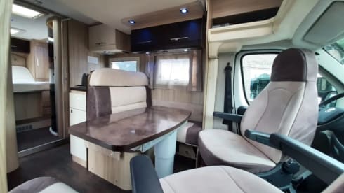 Rollerteam Orion – Hele luxe 4 persoons camper met queensbed en hefbed, veel bergruimte