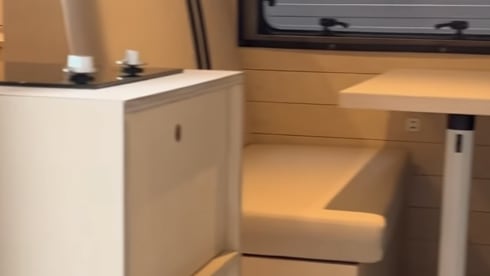 Camp en jo – 4p Peugeot bus uit 2025