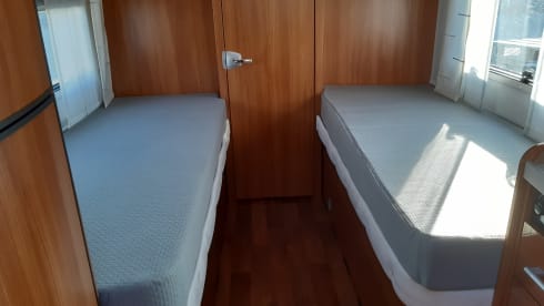 Globe-Drôme – 2 person semi-integrated Dethleffs camper 
