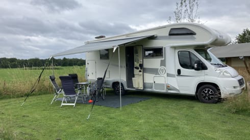 Nice, spacious alcove family camper with lots of light!