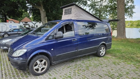 (T)rusty Blue – 2p Mercedes-Benz campervan from 2003