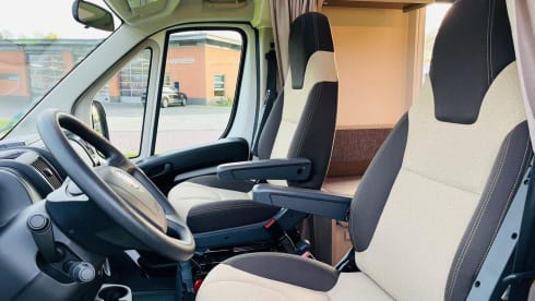 Koosje – Luxury Camper (5 persons) Lengthwise and lifting bed L-seat