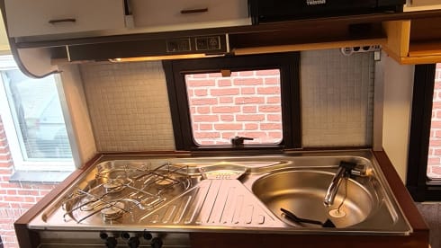 4 person 2.5l Ford transit alcove camper, completely renovated!
