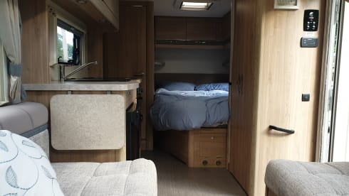 Wunderschönes, modernes, stilvolles 4-Bett-Wohnmobil zum Mieten!