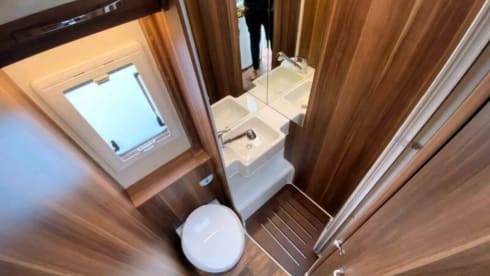 VIP 6 berth & 6 seatbelts – WiFi ✅ 2 TV's ✅ Pets ✅ Bikes ✅ Awning ✅ EU Travel ✅