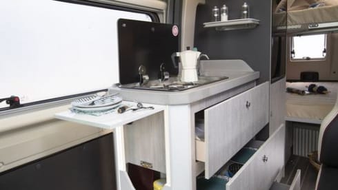 Jessie – Jessie, Camperbus Roller Team 4P, nice and compact and yet luxurious, shower and toilet