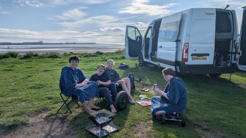 McHaggis – Stealth camper met 5 zitplaatsen en SUP's voor het verkennen van Schotland