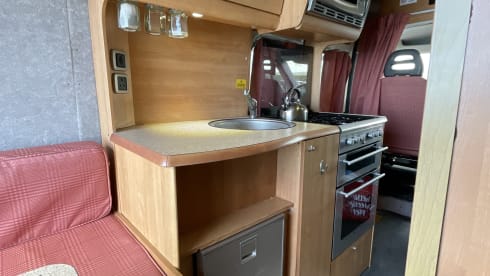 Camper Citroën Relay 2 del 2012 dotato di doccia e servizi igienici a bordo