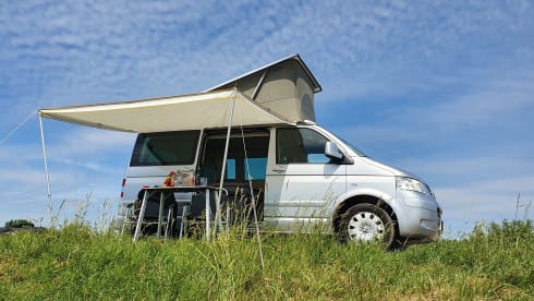 Spaceship – Nice 4p Volkswagen T5 California bus from 2007