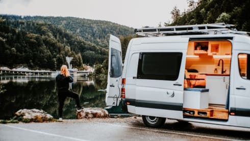 Debie The Van – Zelfbouw Mercedes Sprinter surf bus