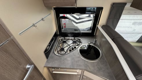 Chausson 758 – 5-person luxury camper with barbecue and outdoor shower 