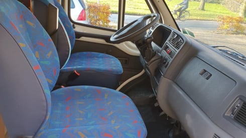 Bessie – Nice spacious alcove camper