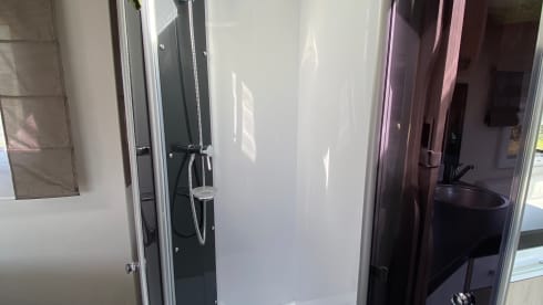 Geniet van ‘Camper Exclusief’ 💃🏻 – Super cool Camper CHAUSSON with Queen size bed.