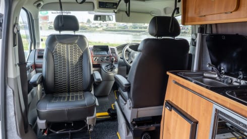 Lola – VW-Campingbus mit 4 Schlafplätzen, Baujahr 2011