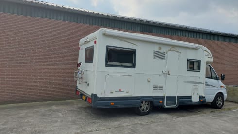 Roller Team – 4 person semi-integrated camper