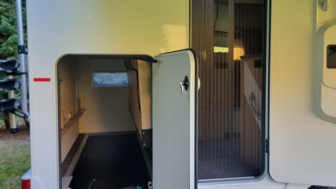 Sunlight – Luxury 6 berth Sunlight A72 ~ 6 seatbelts ~ 8 seats ~ HUGE SPEC