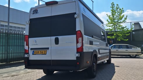 Spazio 4 – AmorA-Camper mit Fahrradgarage und Längsbett 180x200cm