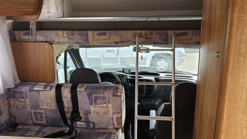 Rimor β Ruime gezins camper met zes slaapplaatsen met 2x airco