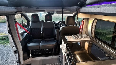 Van Damme – Renault traffic LWB luxury campervan ( 2 adults & pet friendly  )
