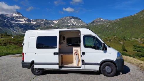 Atmospheric modern bus camper (3 pers)