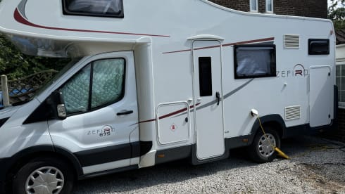 The Escape Pod – Comfortable and modern family Rollerteam motorhome - Free insurance 