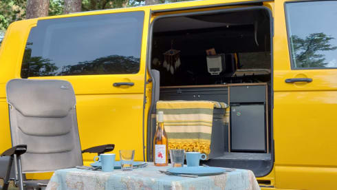 Het gele geluk 💛 – VW T5 yellow bus with modern interior