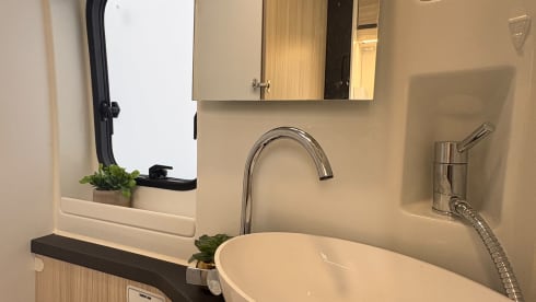 Camp Adventure –  Adria Twin mit zwei Einzelbetten und komplett ausgestattet