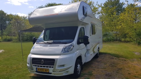 Zeer LUXE 6 pers. Camper met Airco en XL Garage BJ 2013