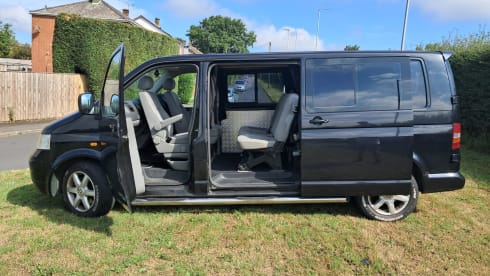 Reggie – 2 berth Volkswagen T5 campervan with 2 berth awning
