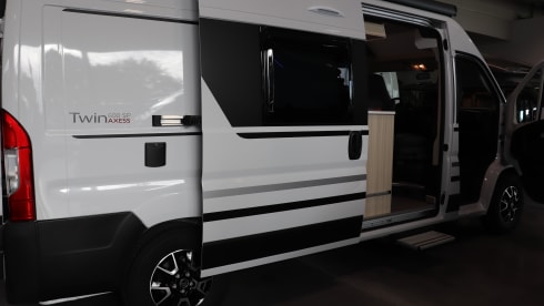 Roadhouse camperverhuur naam Surfer House – New Adria Mobil 2023 bus camper