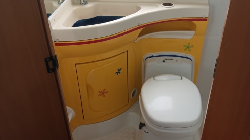 Spacious Fiat 2006 with a fixed bed, air conditioning and a very cozy interior.