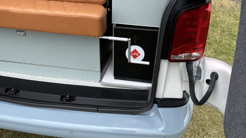 Frank 2.0 – Family Friendly 4 berth Volkswagen T6.1 Pop Top conversion 2024