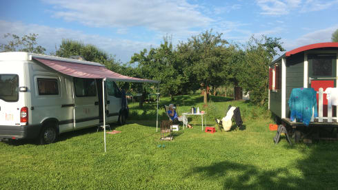 Ruth – Spacious, high 2p bus camper 