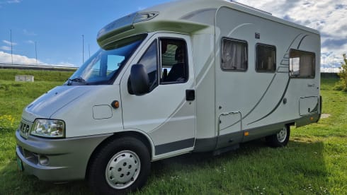 Hymer  – 2p Hymer camper + bicycle carrier