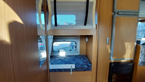 Ruime Ford transit alkoof 6p uit 2006 met stapelbed