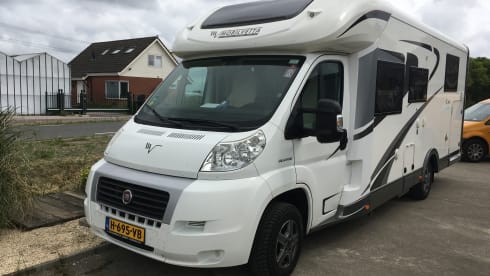Beautiful camper with the most ideal layout, park your car inside for free