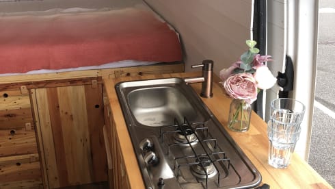 Peach – Cosy Mercedes Sprinter Campervan 